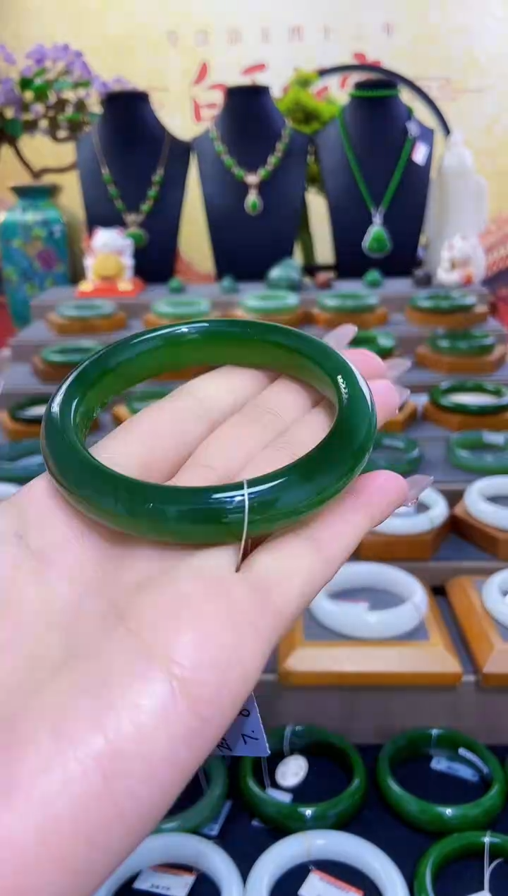 【闪购商品】和田玉手镯未镶嵌俄罗斯老坑碧玉手镯56+