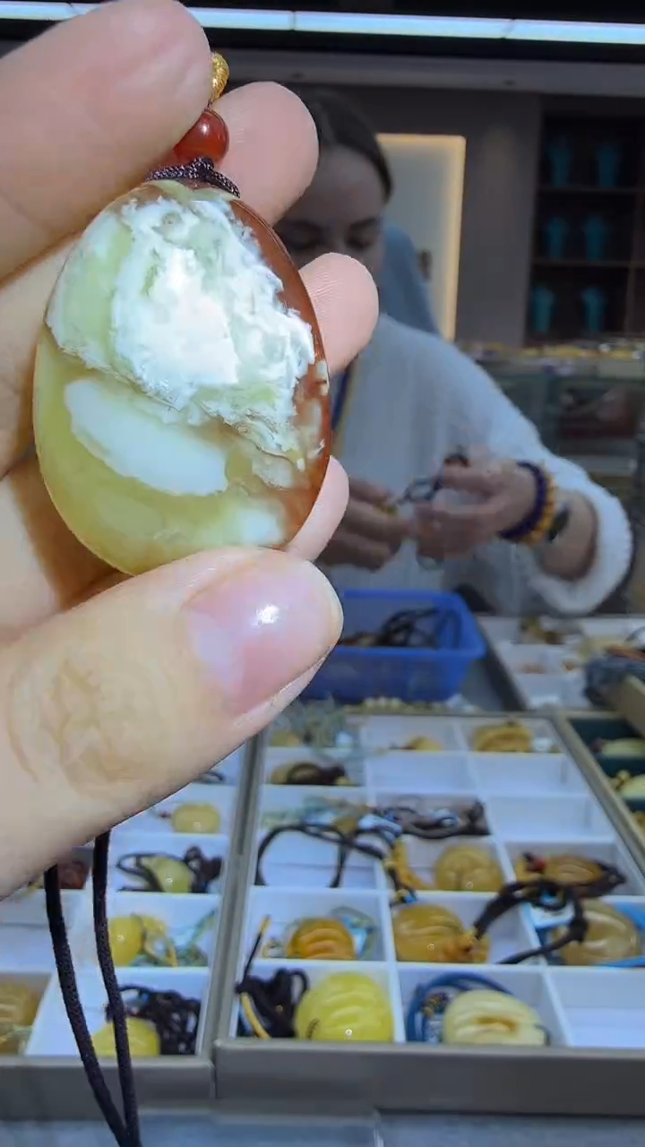 琥珀颈饰未镶嵌185秒拍号 假一罚三 