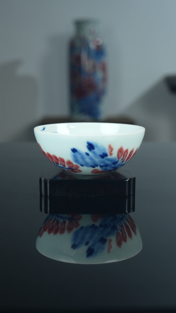 瓷片《紫气东来》青花釉里红卧足杯