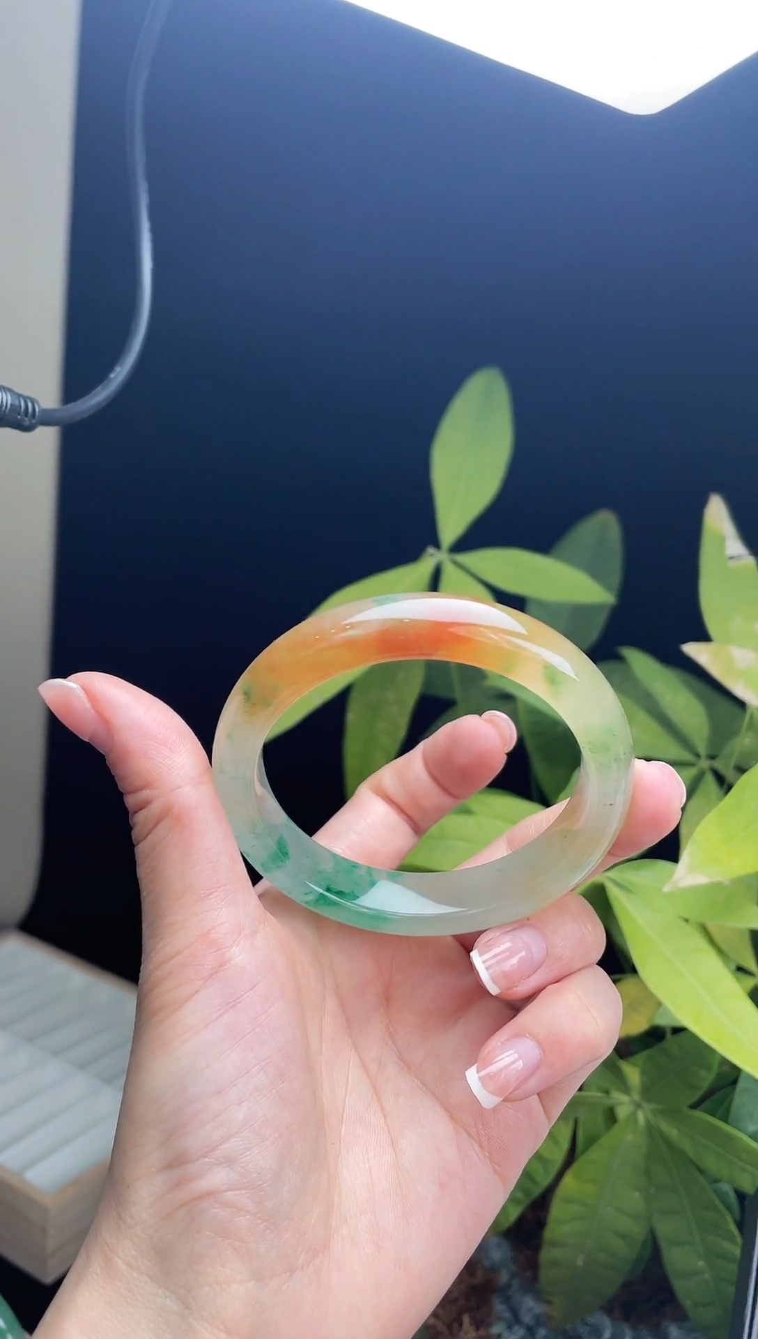 【闪购商品】石英质玉手镯未镶嵌黄加绿高货