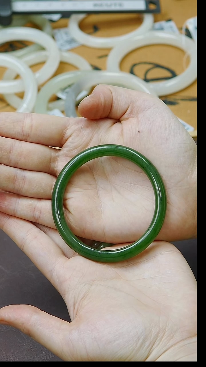 未镶嵌手镯和田玉54-55圈口冰阳辣绿手镯