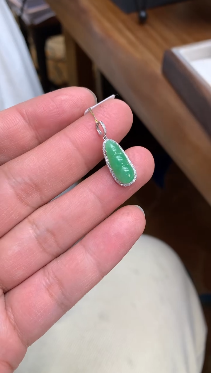 【闪购商品】翡翠颈饰18K金镶嵌福豆