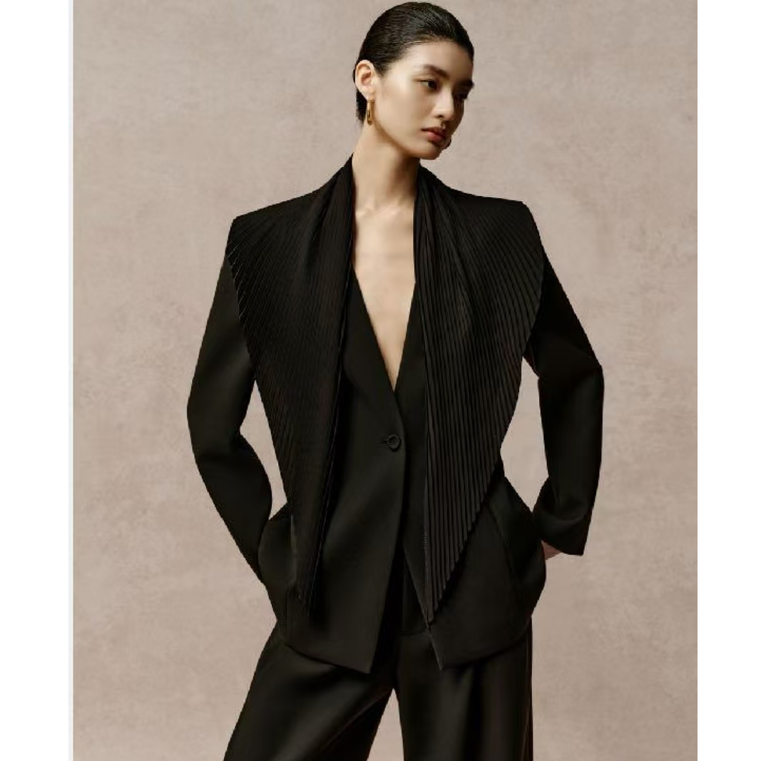 【刘彤推荐】玉琼   压褶围巾式V领收身外套J26S4019