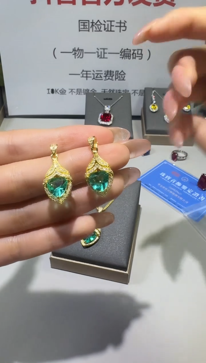 18K金镶嵌耳饰祖母绿1