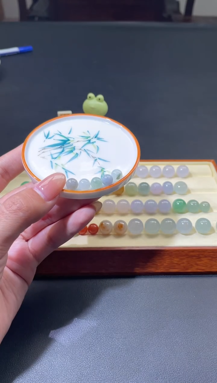 颈饰未镶嵌翡翠心**在翡翠净货