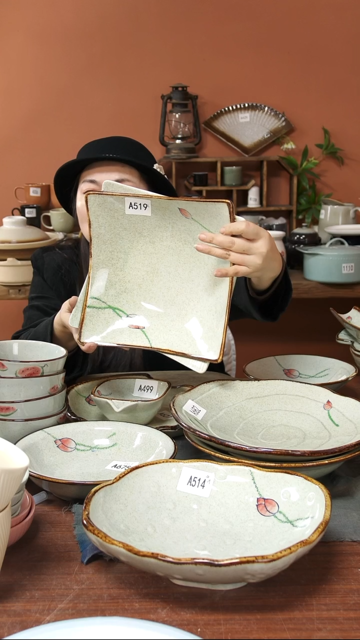 陶瓷A519 一只四边手绘荷花黑点25*7.5可能微瑕