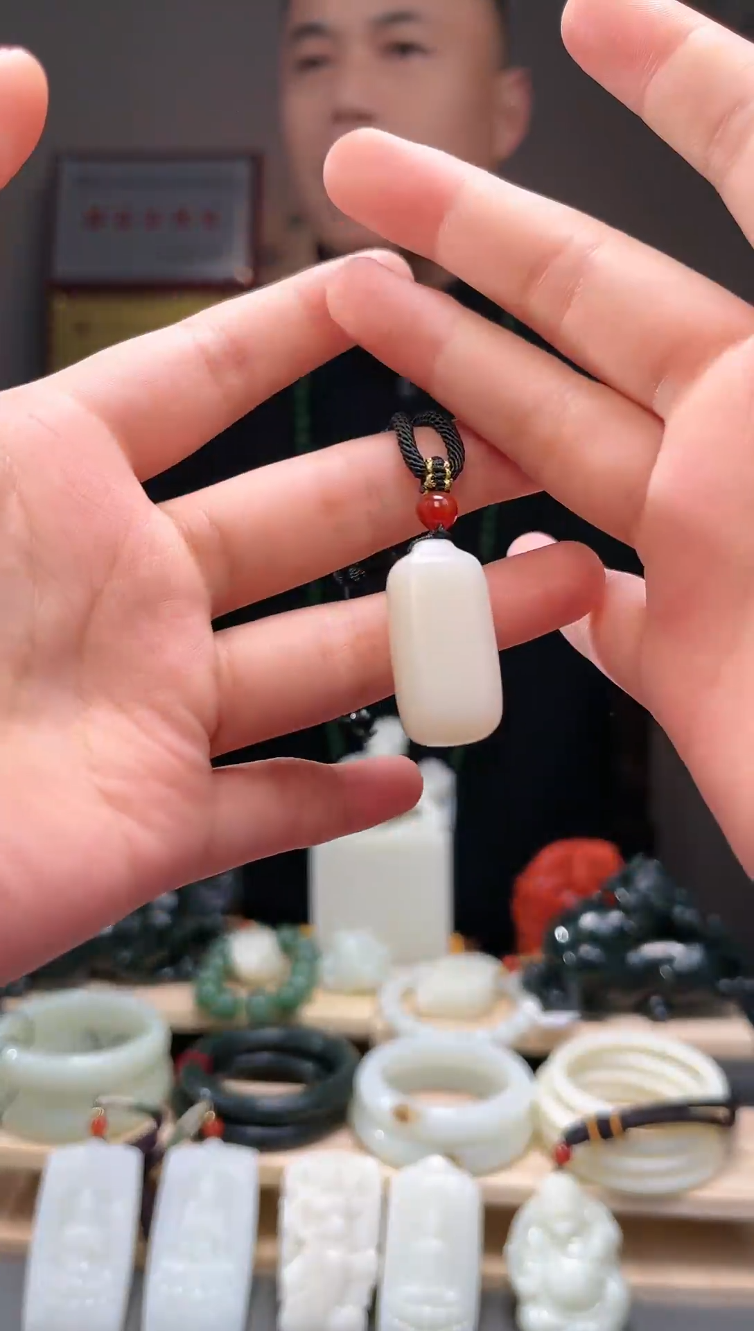 颈饰未镶嵌和田玉吊坠