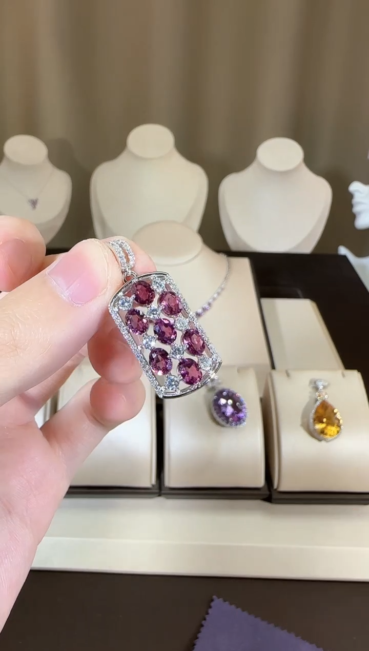 【闪购商品】石榴石颈饰银S925镶嵌14*32mm吊坠