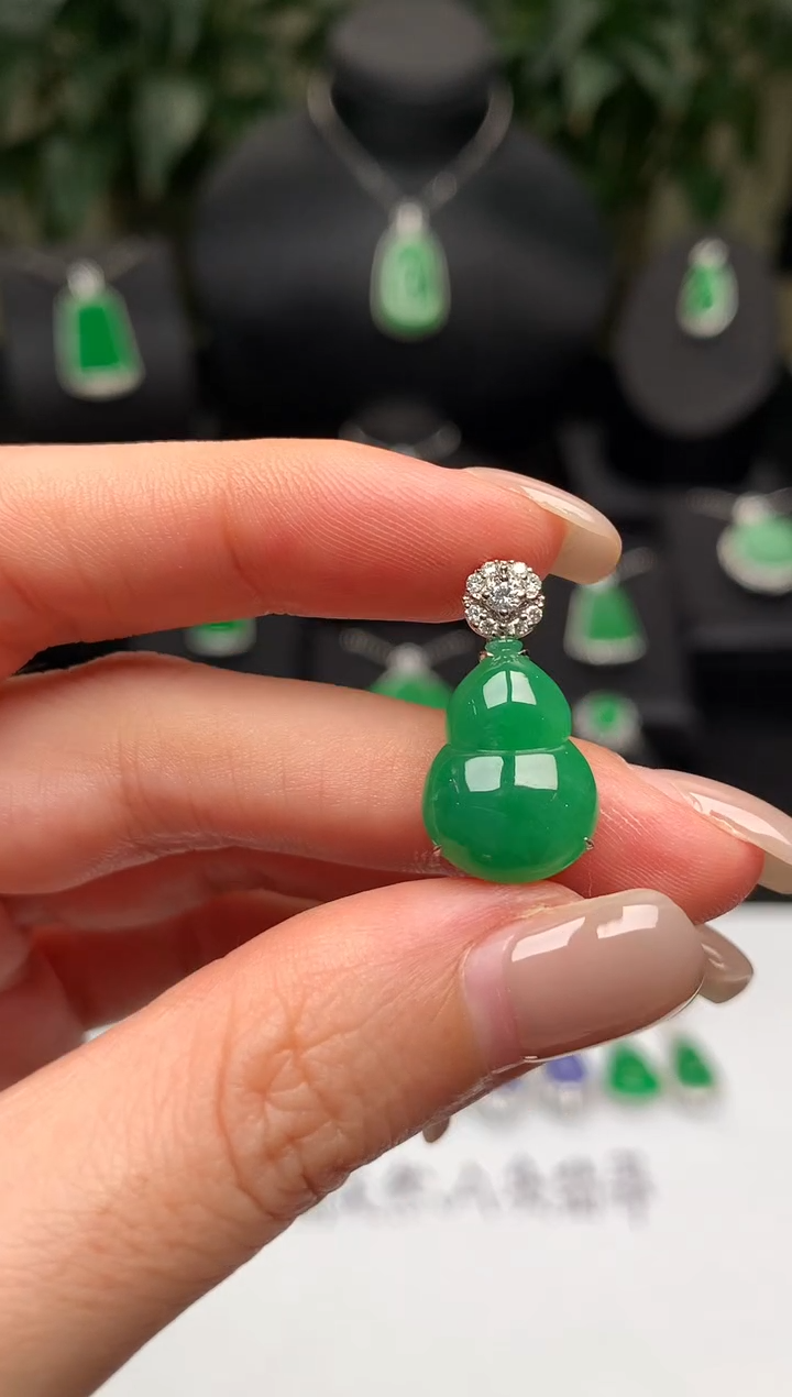 翡翠18K金镶嵌颈饰葫芦