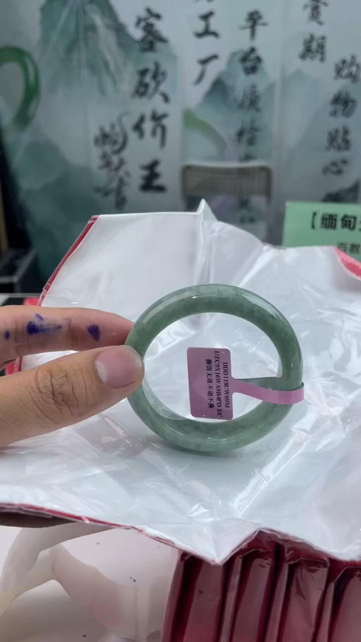 【闪购商品】翡翠手镯未镶嵌8翡翠手镯（微瑕）