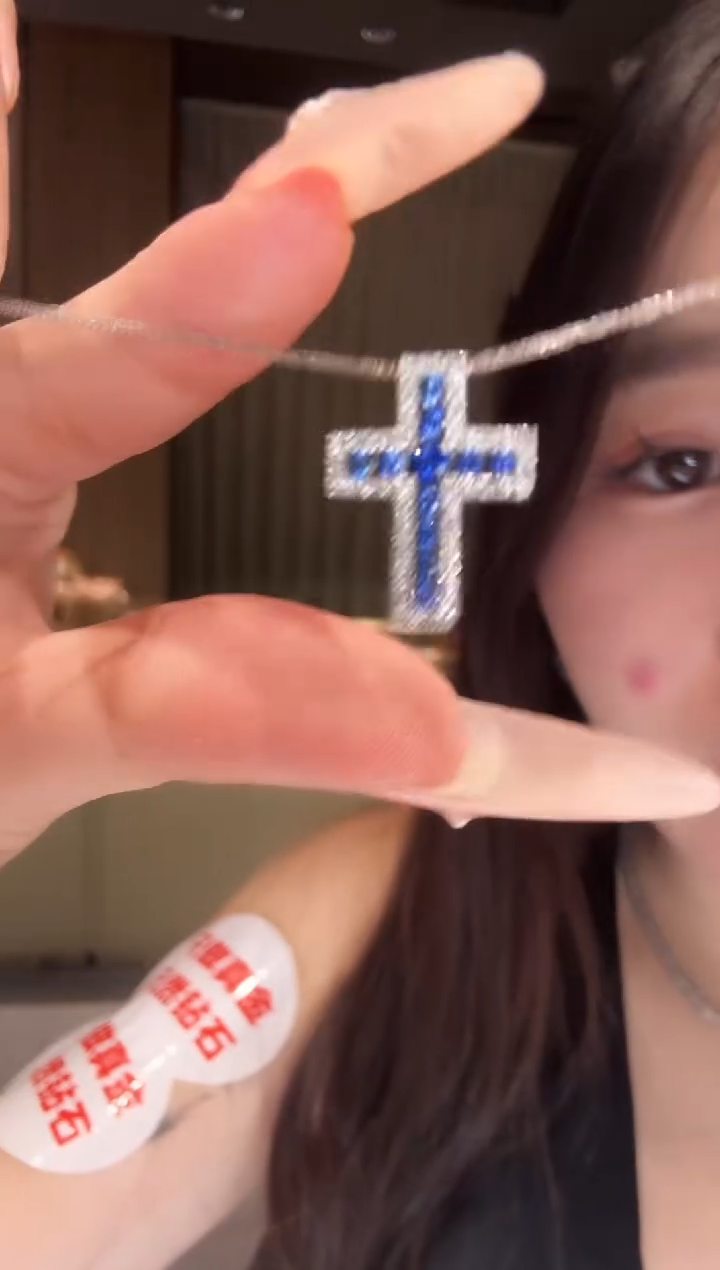 吊坠（不含链）18K金镶嵌钻石十字架