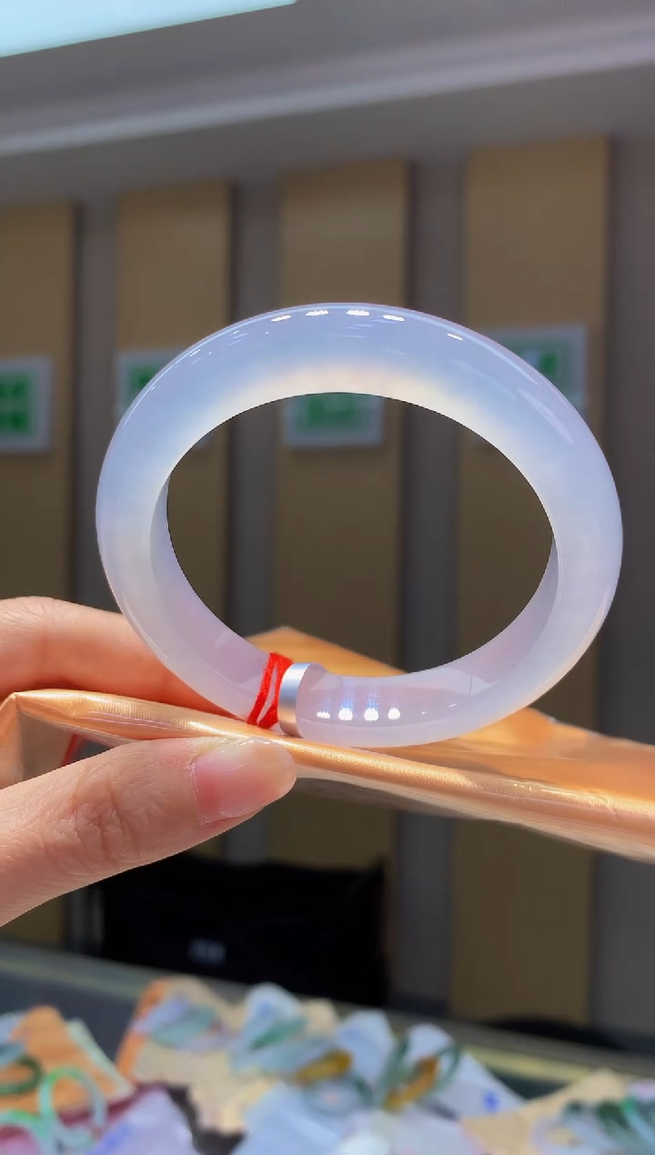 翡翠手镯未镶嵌137圈口57.3 总价32.5万 定金2万