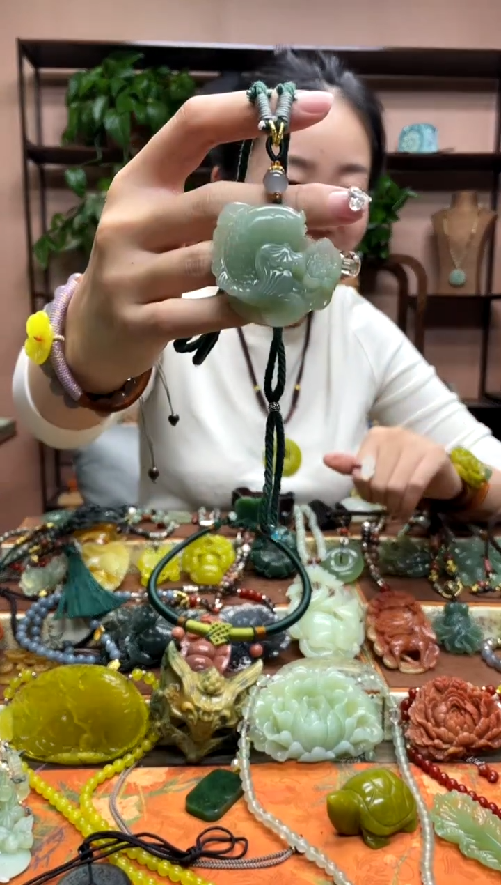 未镶嵌岫玉颈饰·
