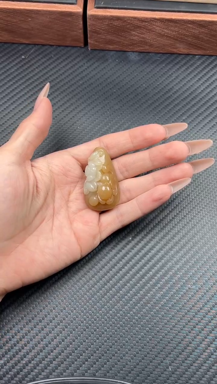 吊坠(赠链)未镶嵌和田玉小***?若羌微色差吊坠