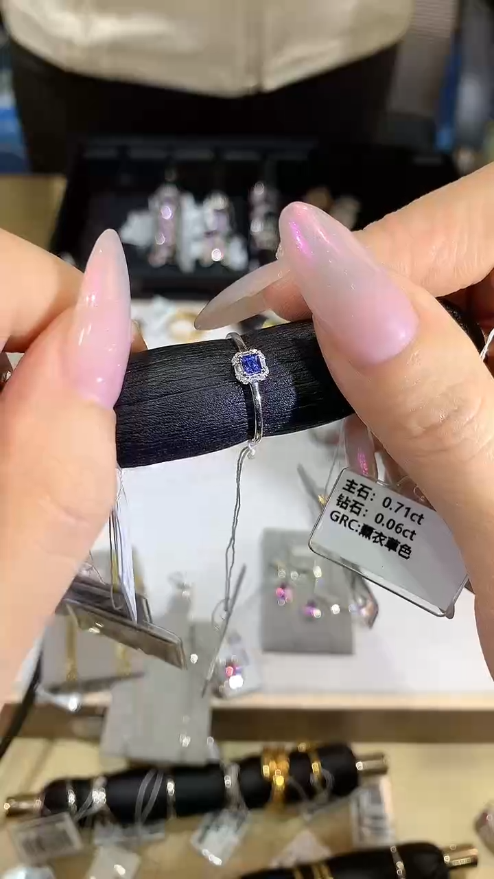 【闪购商品】蓝宝石戒指18K金镶嵌71分蓝宝石戒指