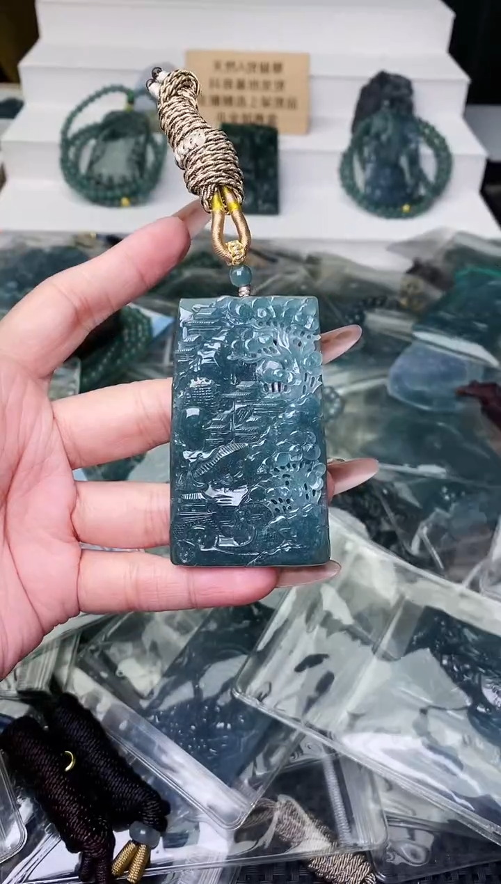 颈饰未镶嵌翡翠 