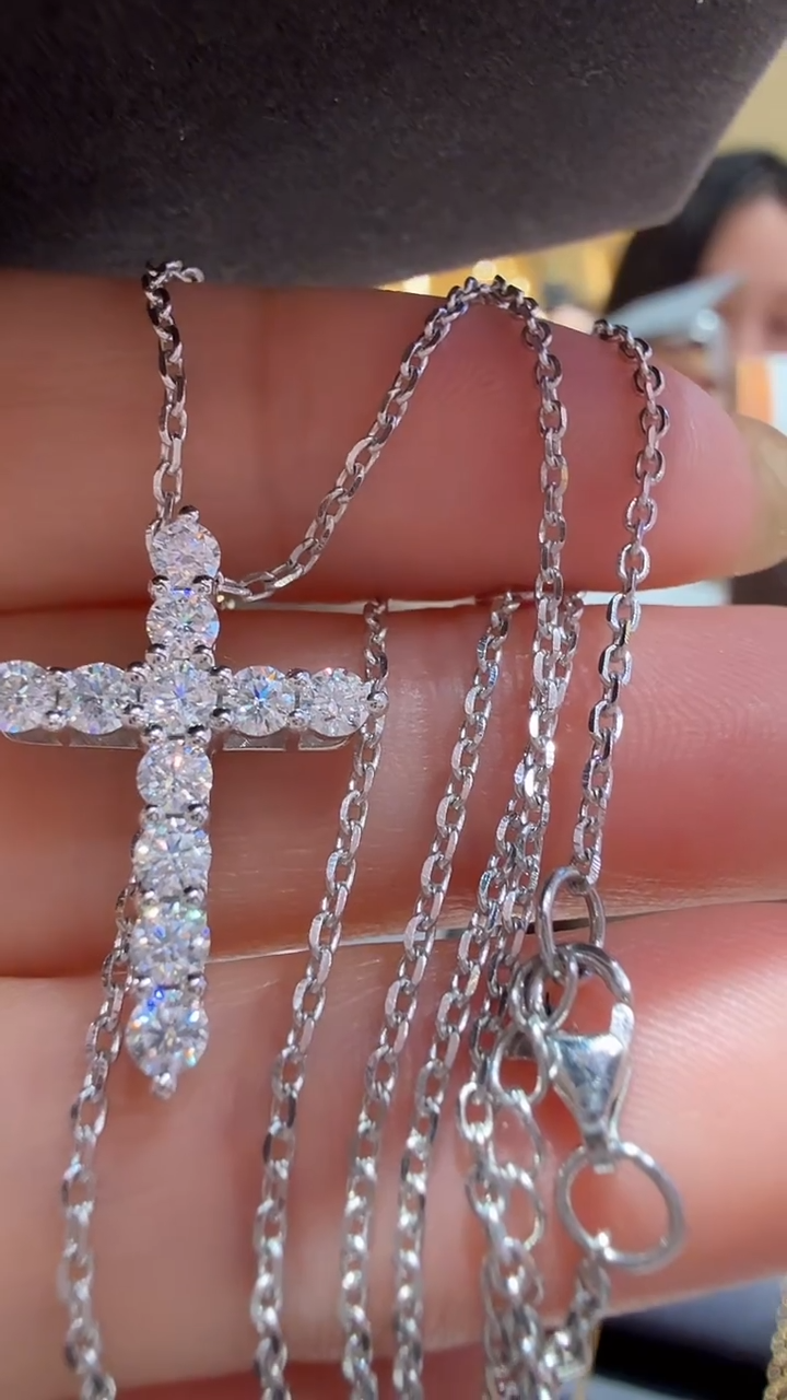 铂Pt950镶嵌合成碳硅石（莫桑石）颈饰十字架项链