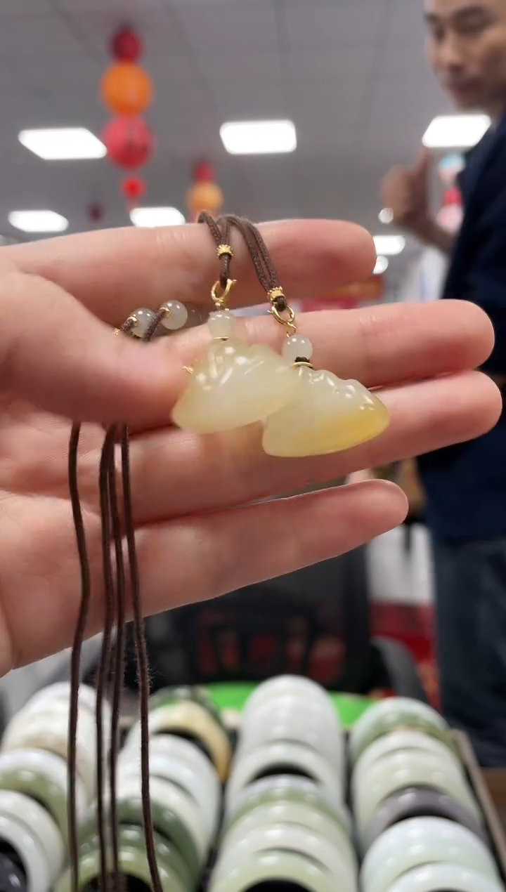 颈饰银S925镶嵌和田玉且末糖靠山挂件一件 多样性发货一件