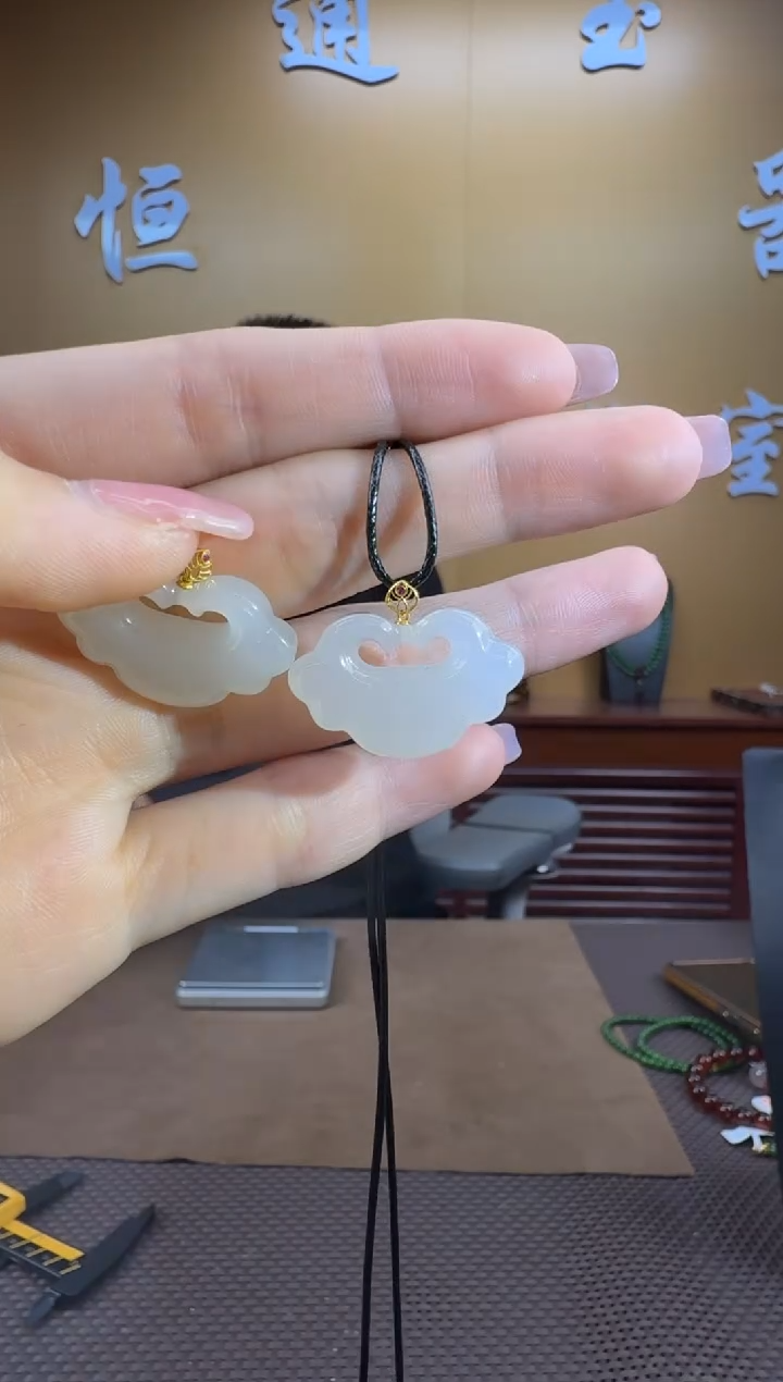 颈饰18K金镶嵌和田玉挂件（多样性发一）