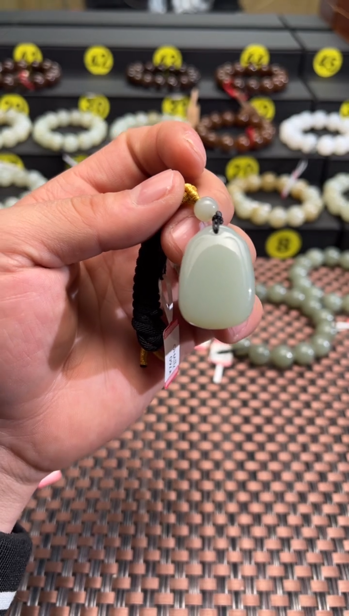 【闪购商品】和田玉吊坠(赠链)未镶嵌且末料青白玉无事牌