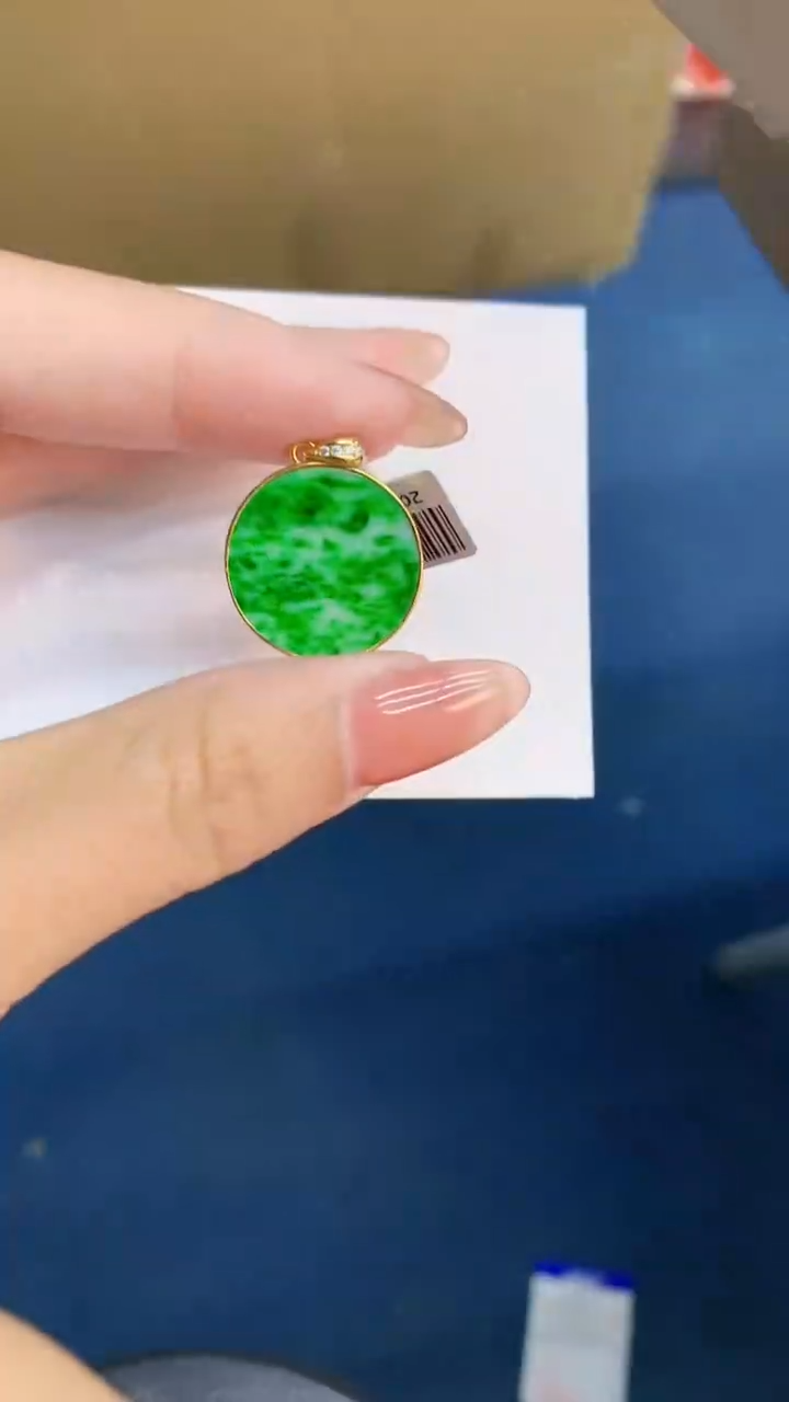 翡翠未镶嵌颈饰           1