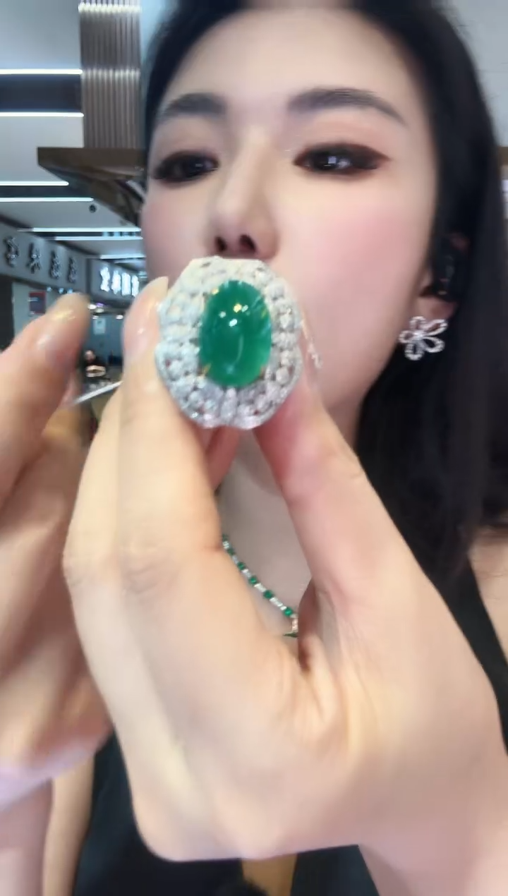 18K金镶嵌戒指祖母绿12.09ct