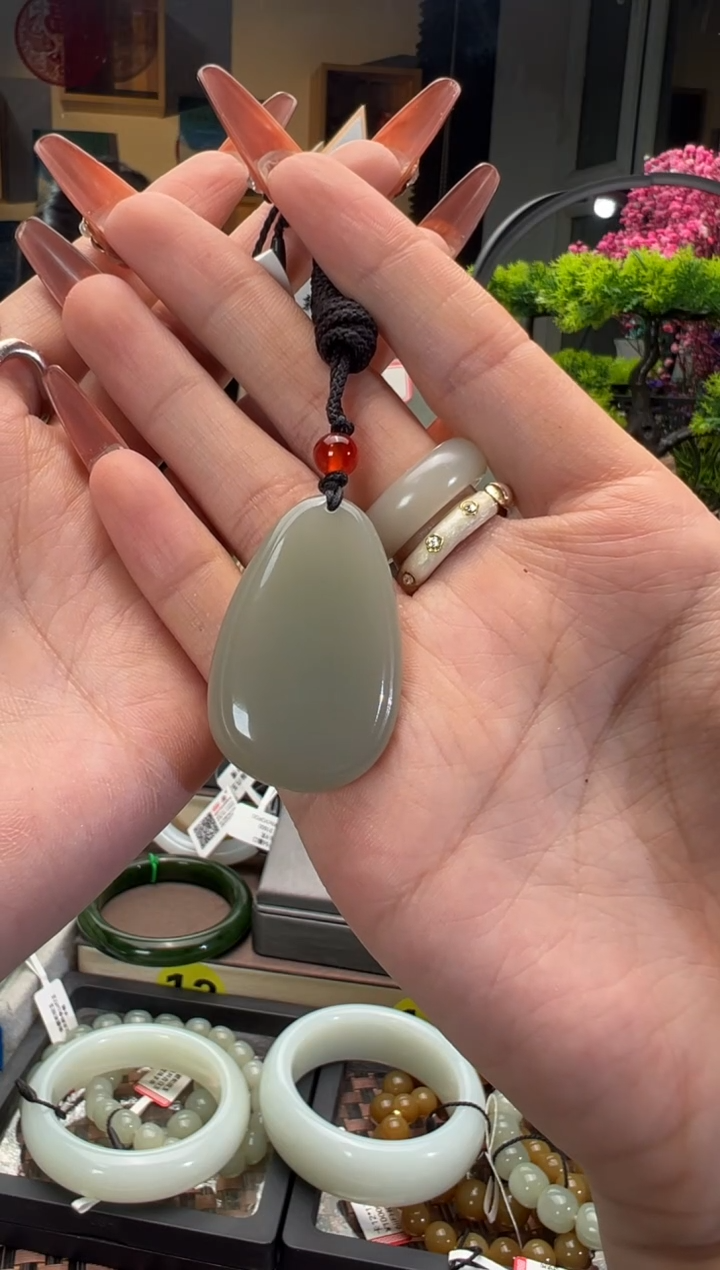 【闪购商品】和田玉吊坠(赠链)未镶嵌且末料青白玉随形吊坠