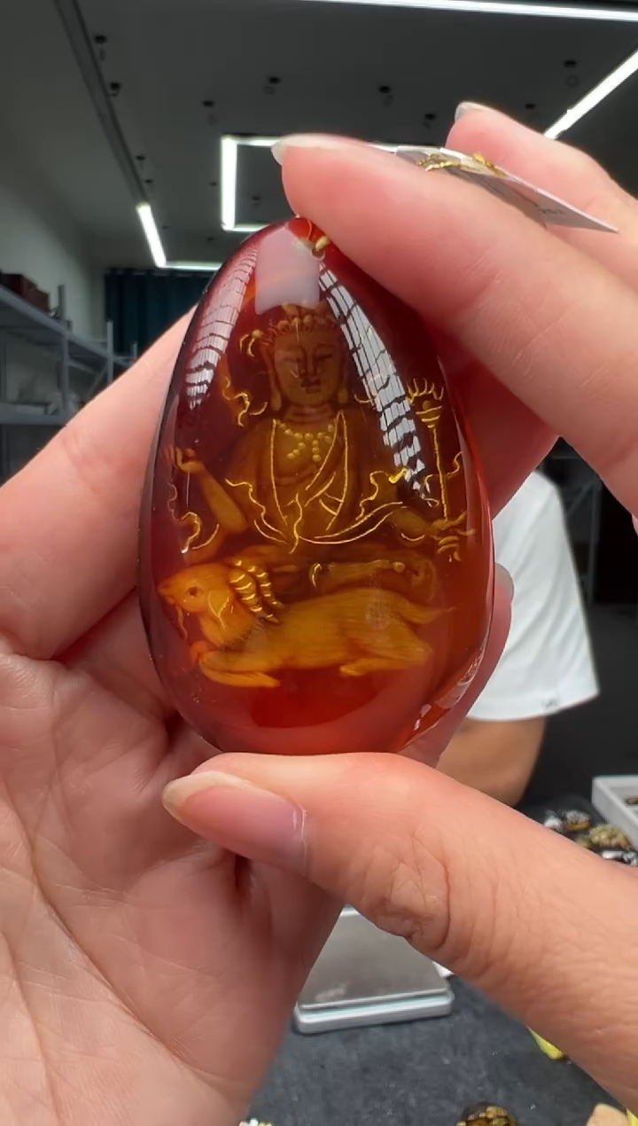 未镶嵌颈饰琥珀观音吊坠