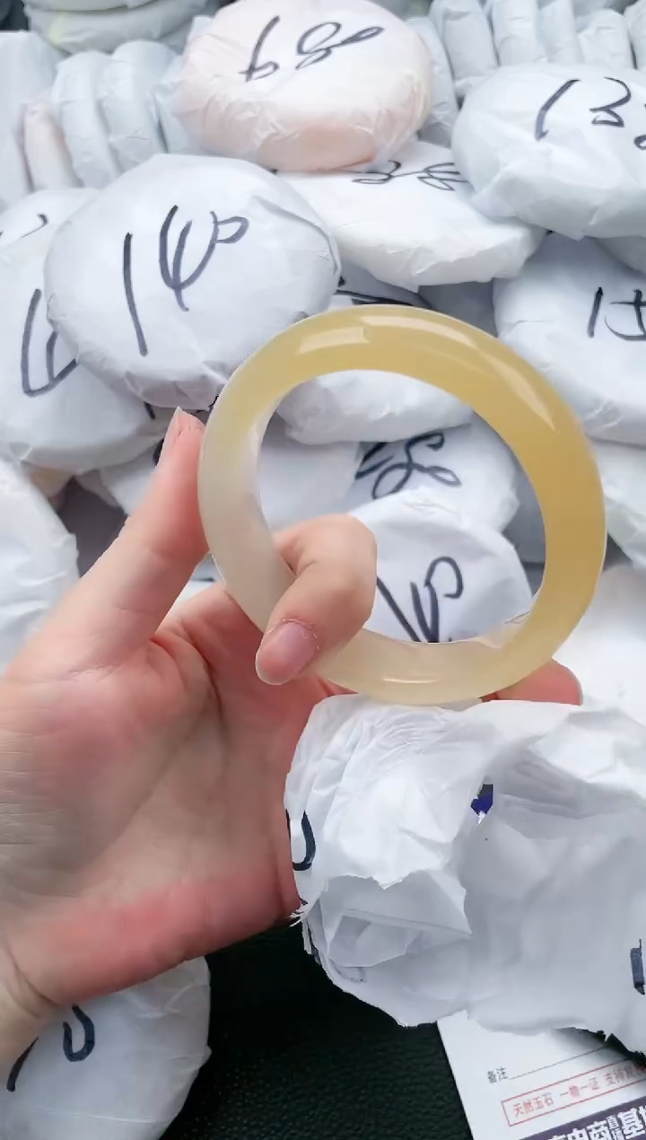 【闪购商品】石英质玉手镯未镶嵌K571