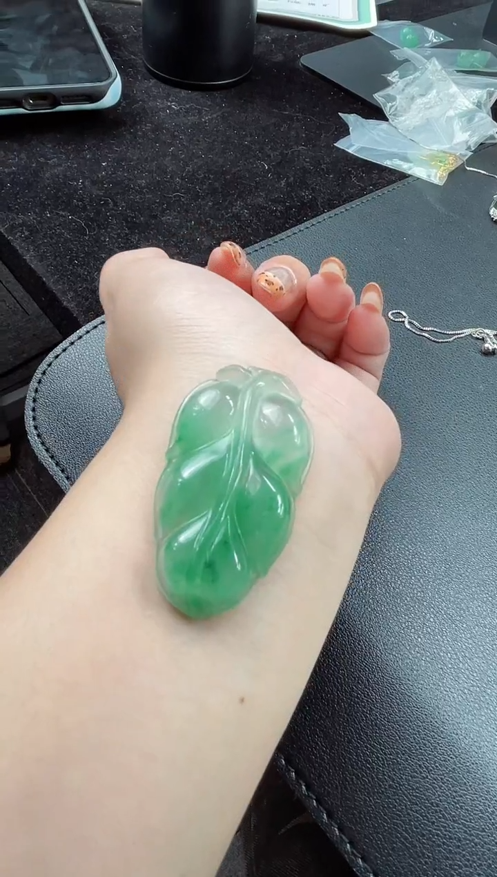 吊坠(赠链)未镶嵌石英质玉（非洲翠）29.706