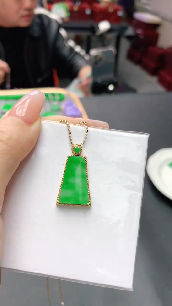【闪购商品】翡翠颈饰18K金镶嵌赠礼盒证书