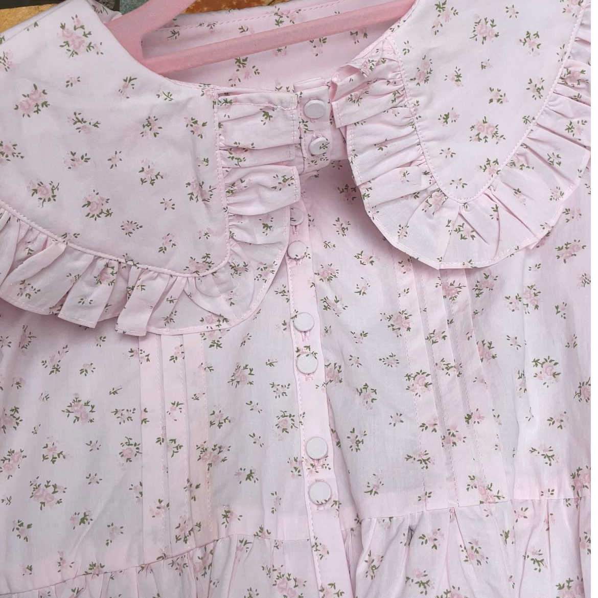 甜甜淡淡粉色碎花衬衫