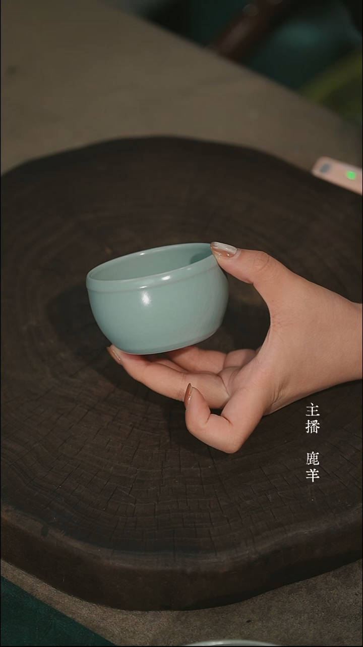 鼓腹杯-王国奇天青釉章款-羊