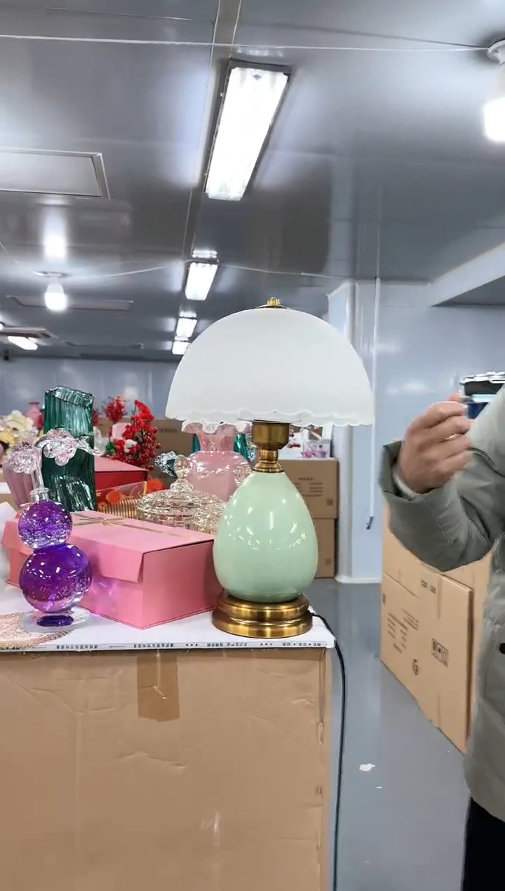 【闪购商品】玻璃云泰0017台灯