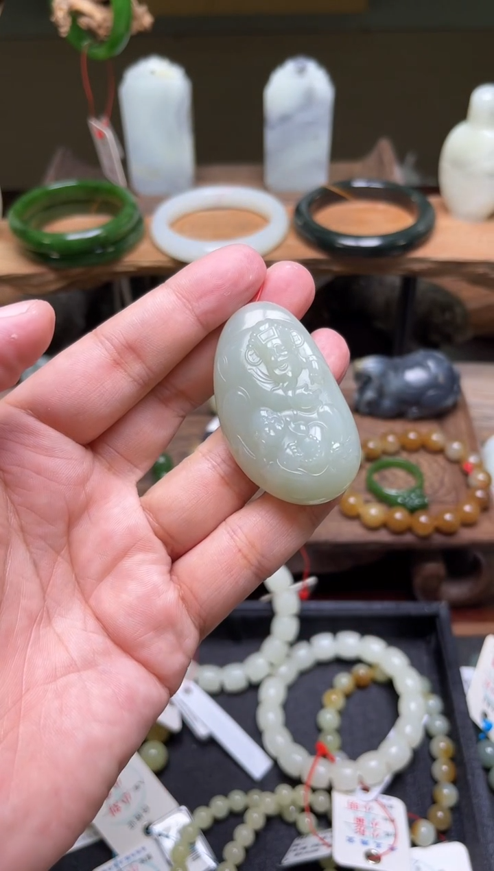 和田玉未镶嵌把件且末青白 财迷 821018