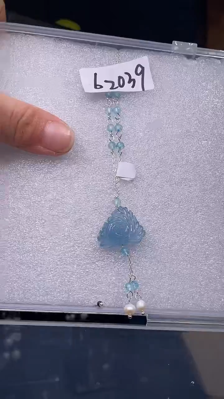 未镶嵌颈饰海蓝宝石喜欢拍