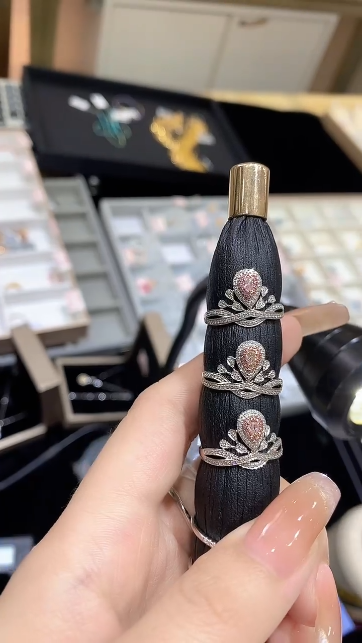 戒指18K金镶嵌钻石皇冠戒指多样性发一