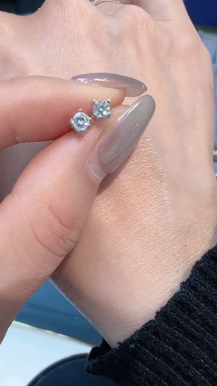 【闪购商品】钻石耳饰18K金镶嵌耳钉