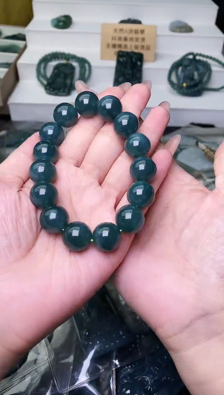 颈饰未镶嵌翡翠 