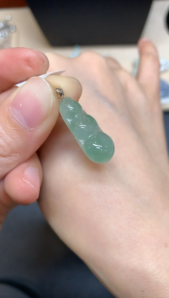 【闪购商品】翡翠颈饰18K金镶嵌福豆【无服务费多样性发其一