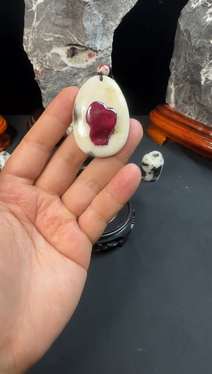 天然辰砂此**缘天然朱砂晶体原石吊坠挂件