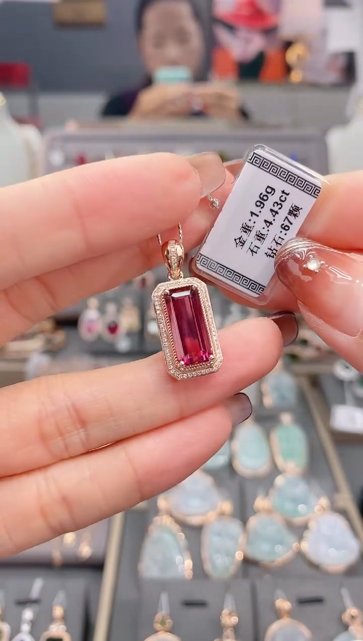 颈饰18K金镶嵌碧玺4.43