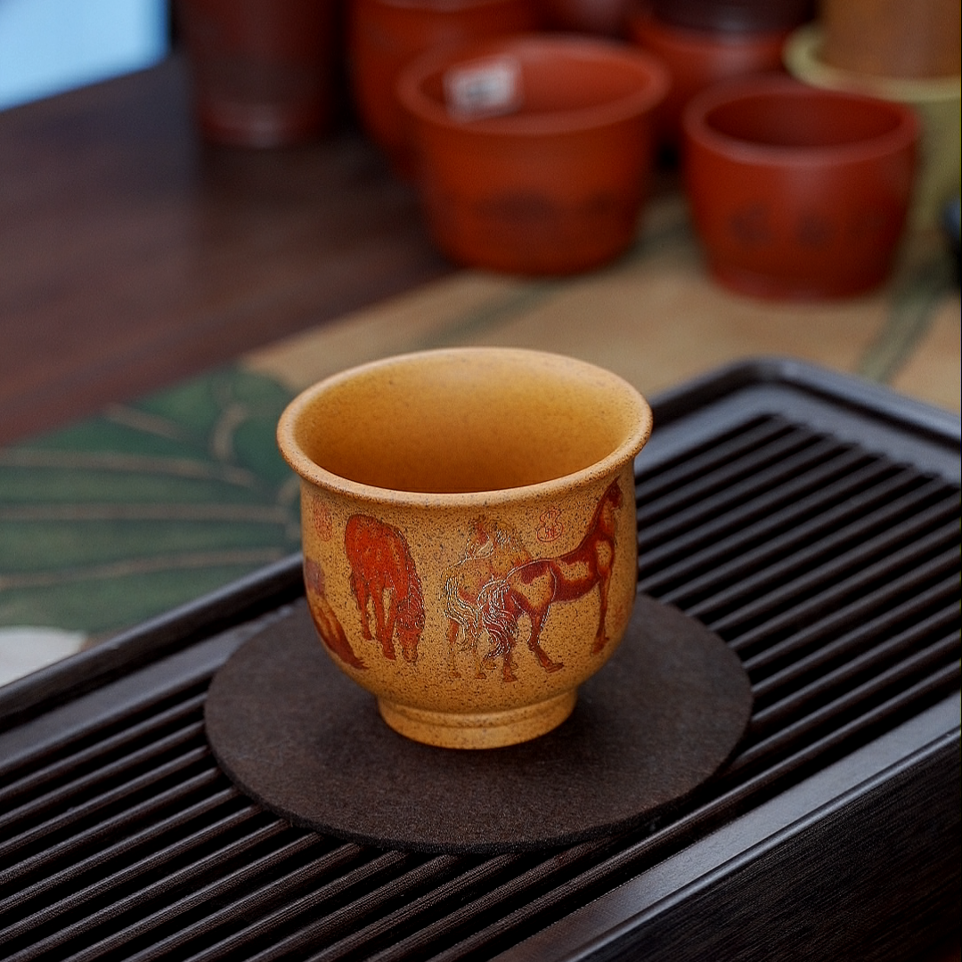 1035 宜兴原矿紫砂 龙骨金沙彩绘手绘八骏图主人杯 XY 150ML左右