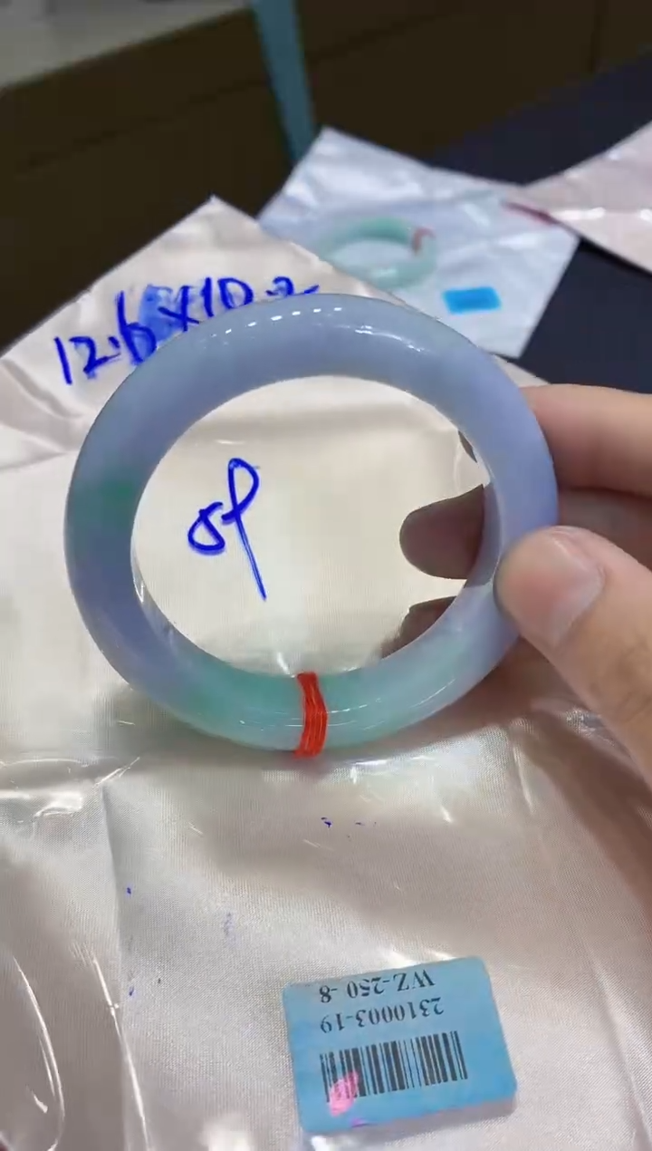 翡翠手镯未镶嵌翡翠手镯