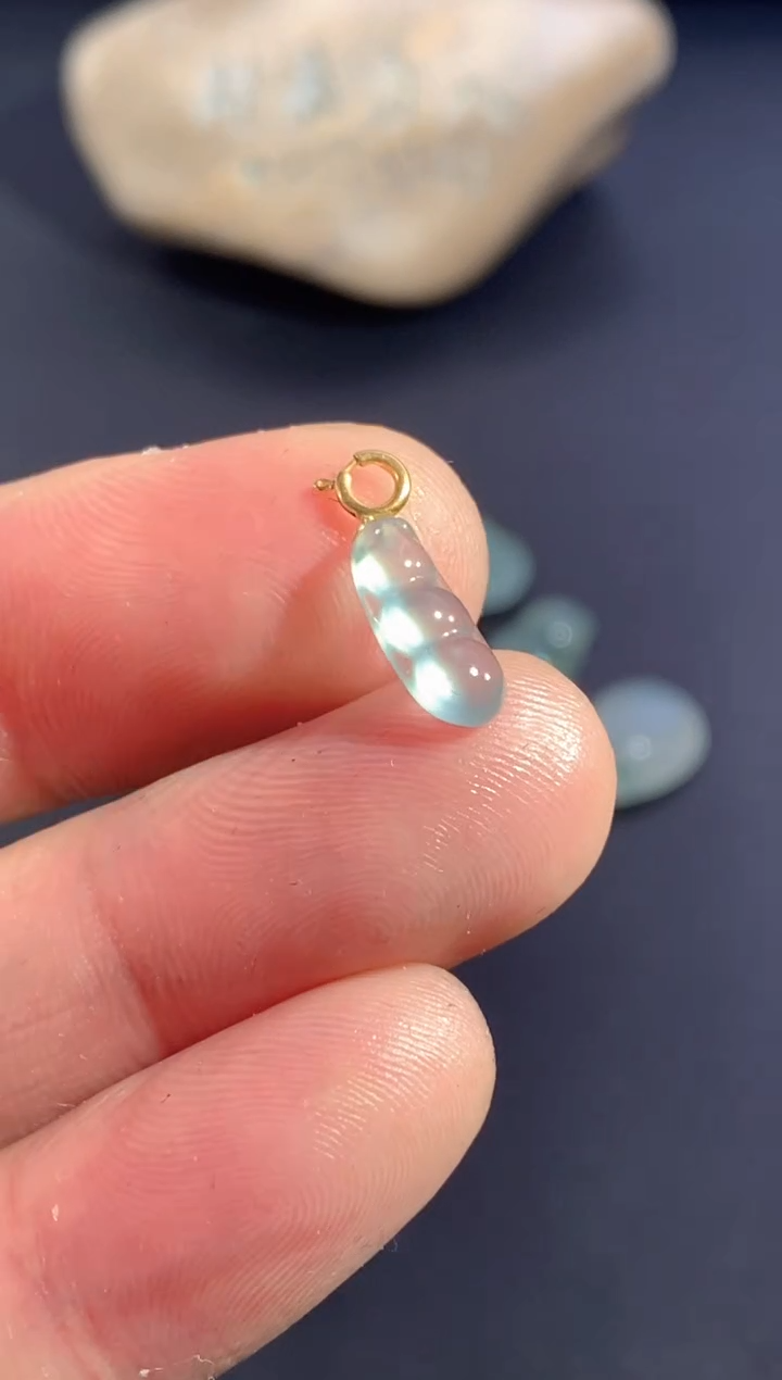 颈饰18K金镶嵌翡翠       