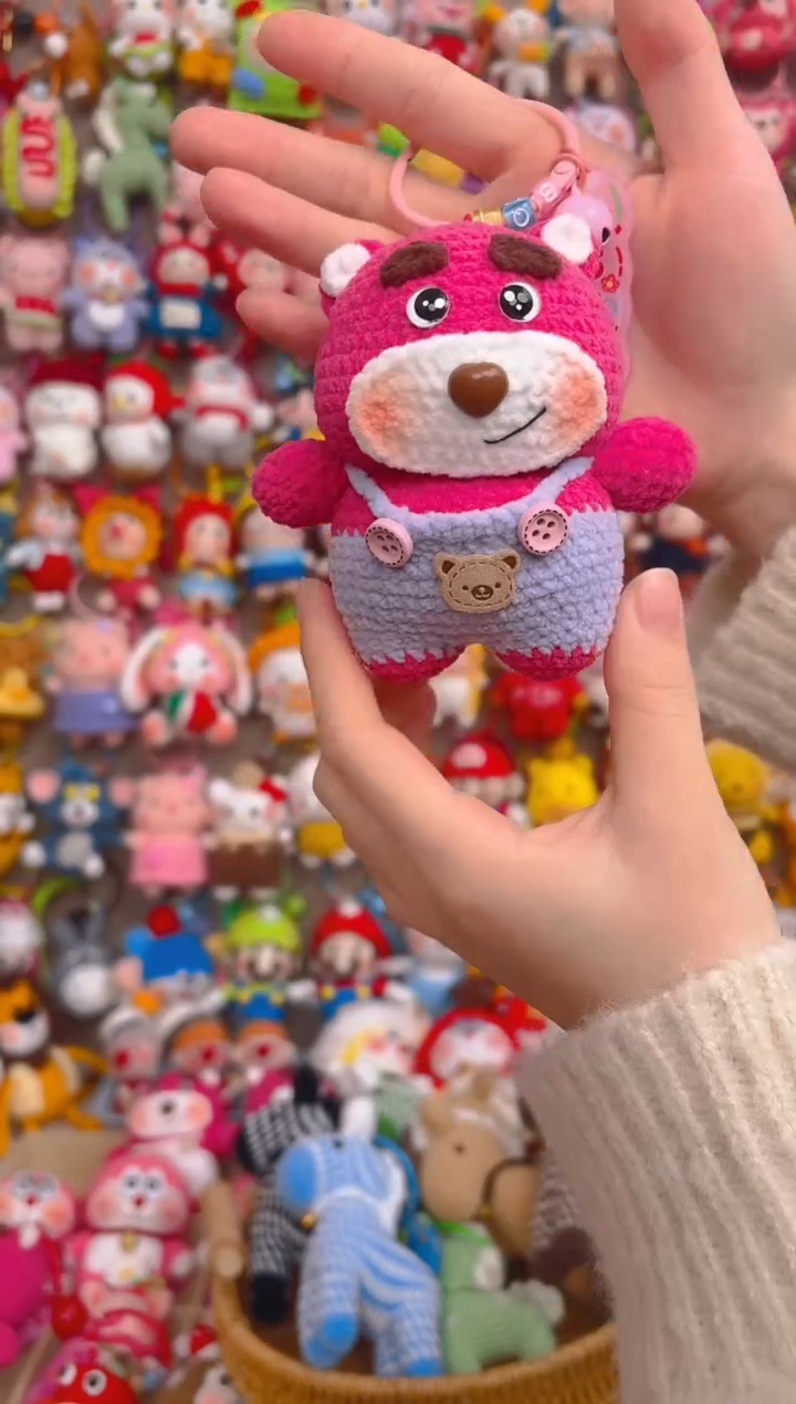 纯手工制作毛线钩织成品草莓熊