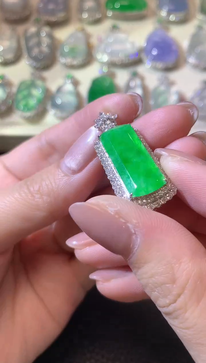 【闪购商品】翡翠吊坠(不含链)18K金镶嵌C69