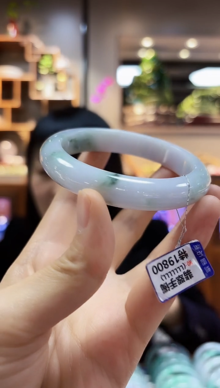 【闪购商品】翡翠颈饰未镶嵌61手镯