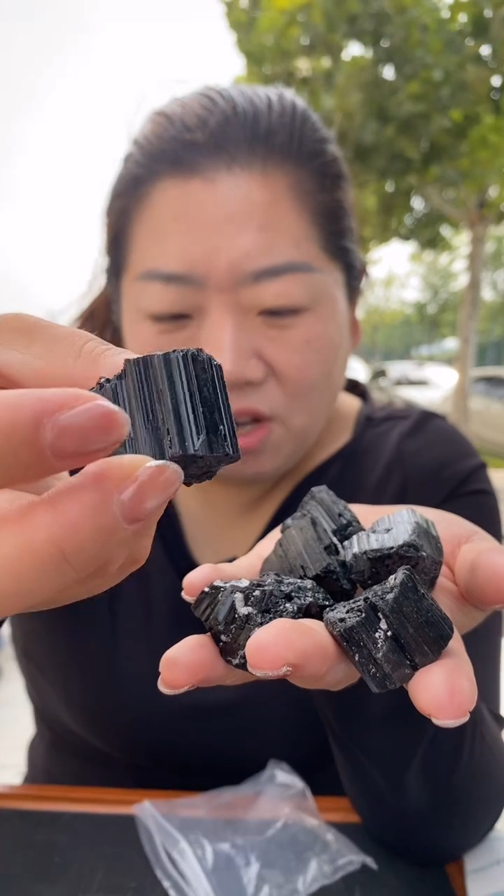 未镶嵌原石碧玺黑碧玺原石200g【3-6块】随机发