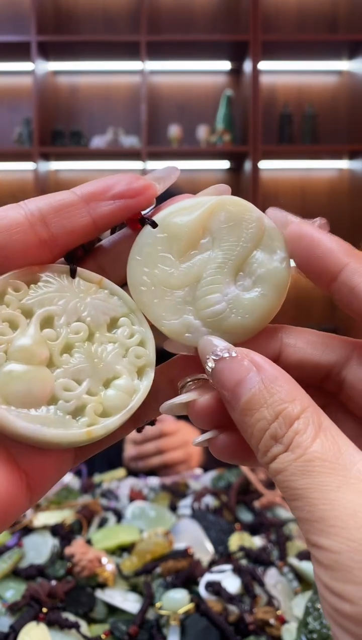 未镶嵌岫玉吊坠拍一发二